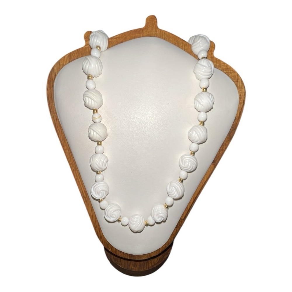 0069 White and gold carved bead necklace